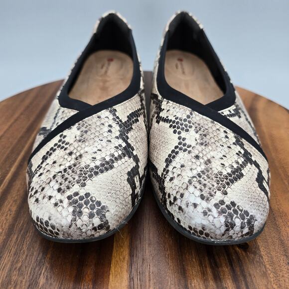 Clarks Flats Women's 12 M Snake Print Leather Un Darcey Slip On Comfort Shoes - Picture 2 of 8